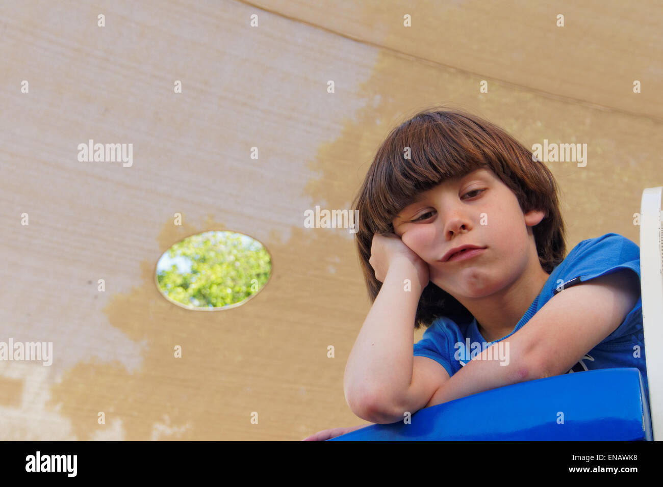 Ragazzo giovane gioca da solo nel parco giochi Foto Stock