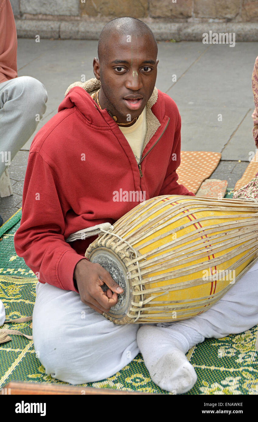 Hare Krisna devoto giocando un tamburo in Union Square Park a Manhattan, New York City Foto Stock