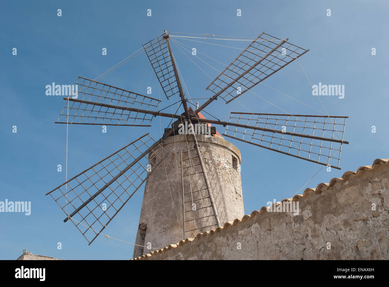 Il mulino a vento a Trapani saline, Trapani, Sicilia Foto Stock