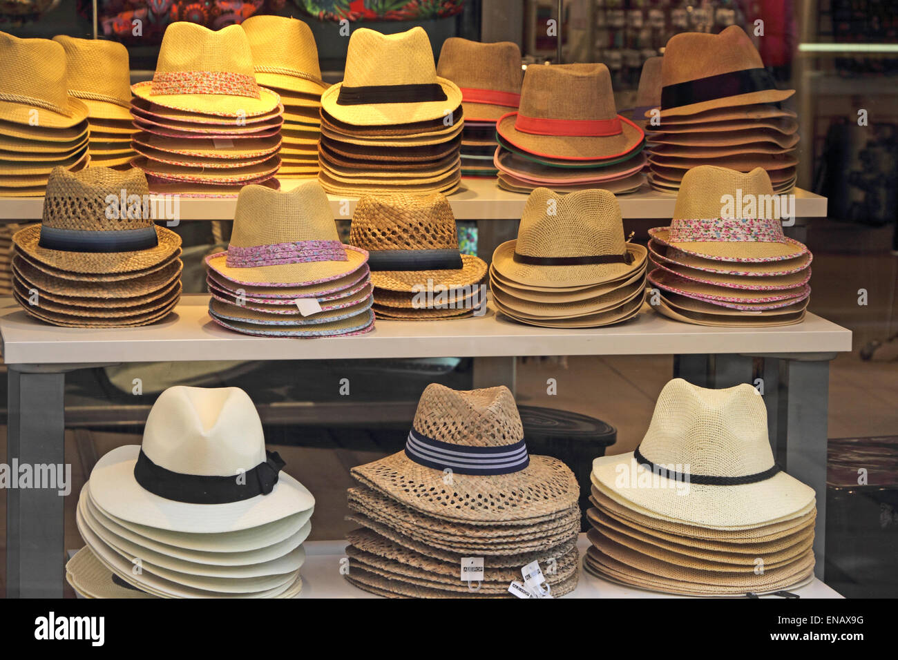 Varietà di cappelli di paglia in vendita nel negozio display Foto stock -  Alamy
