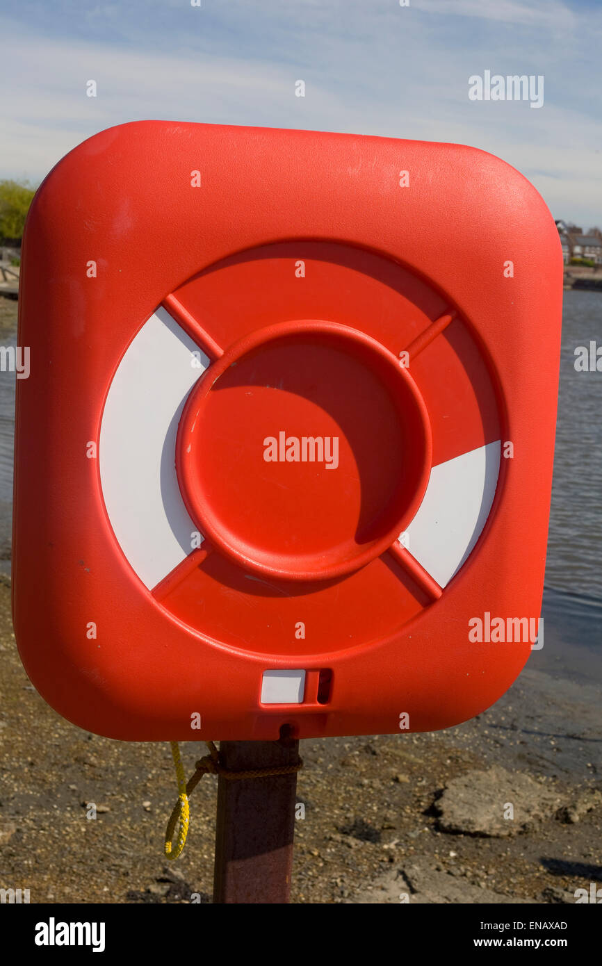 Rosso per salvare la vita di anello di sicurezza al porto di Peschici Foto Stock