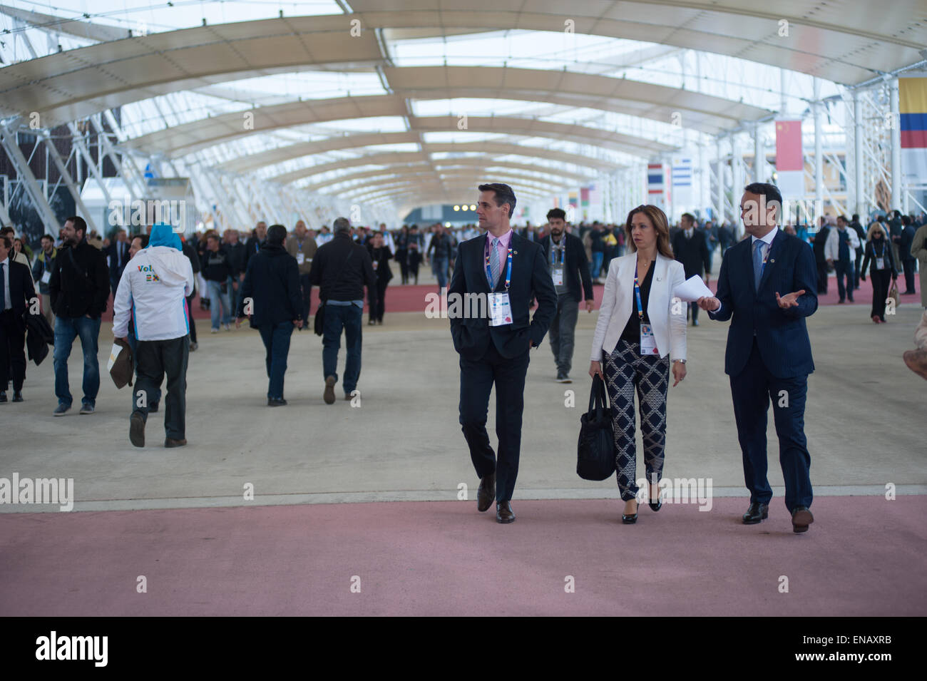 Milano, Italia - 1 Maggio 2015: i visitatori a Expo Milano 2015 World Fair Credit: Piero Cruciatti/Alamy Live News Foto Stock