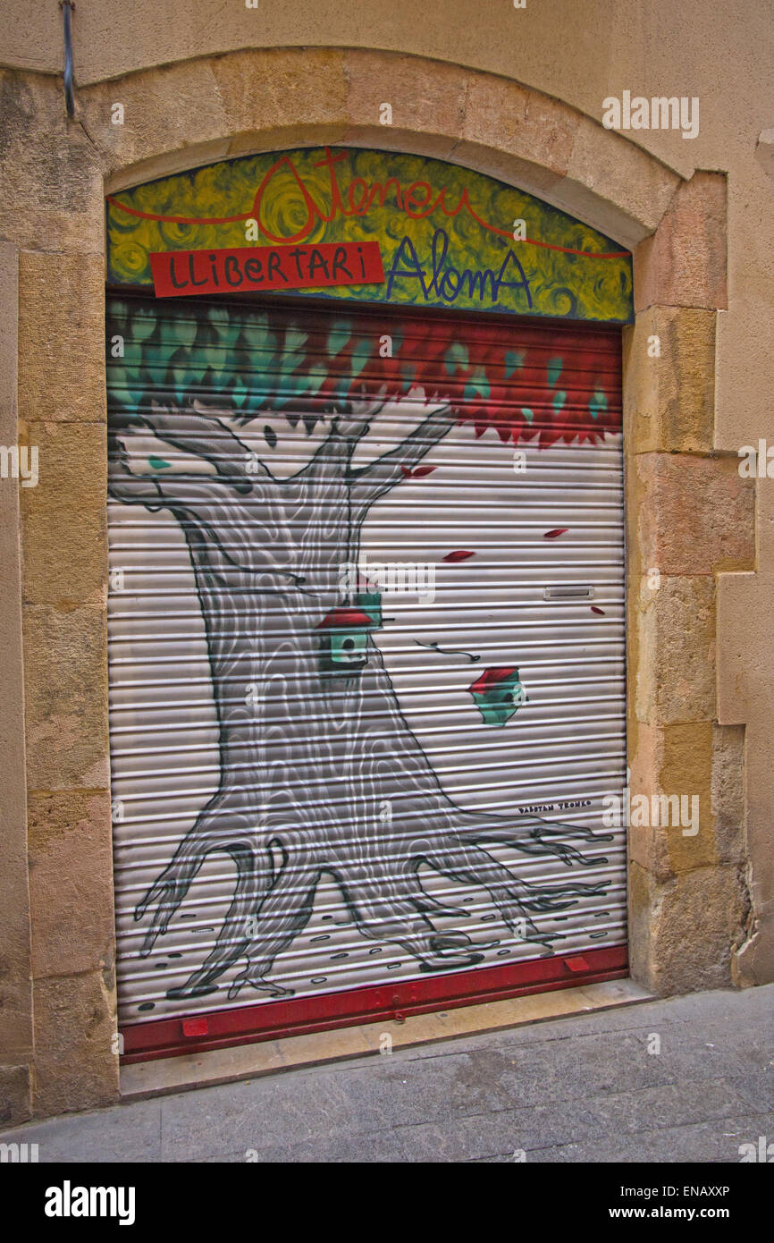 Shop di sicurezza porta rullo coperto di graffiti il disegno di un albero Foto Stock