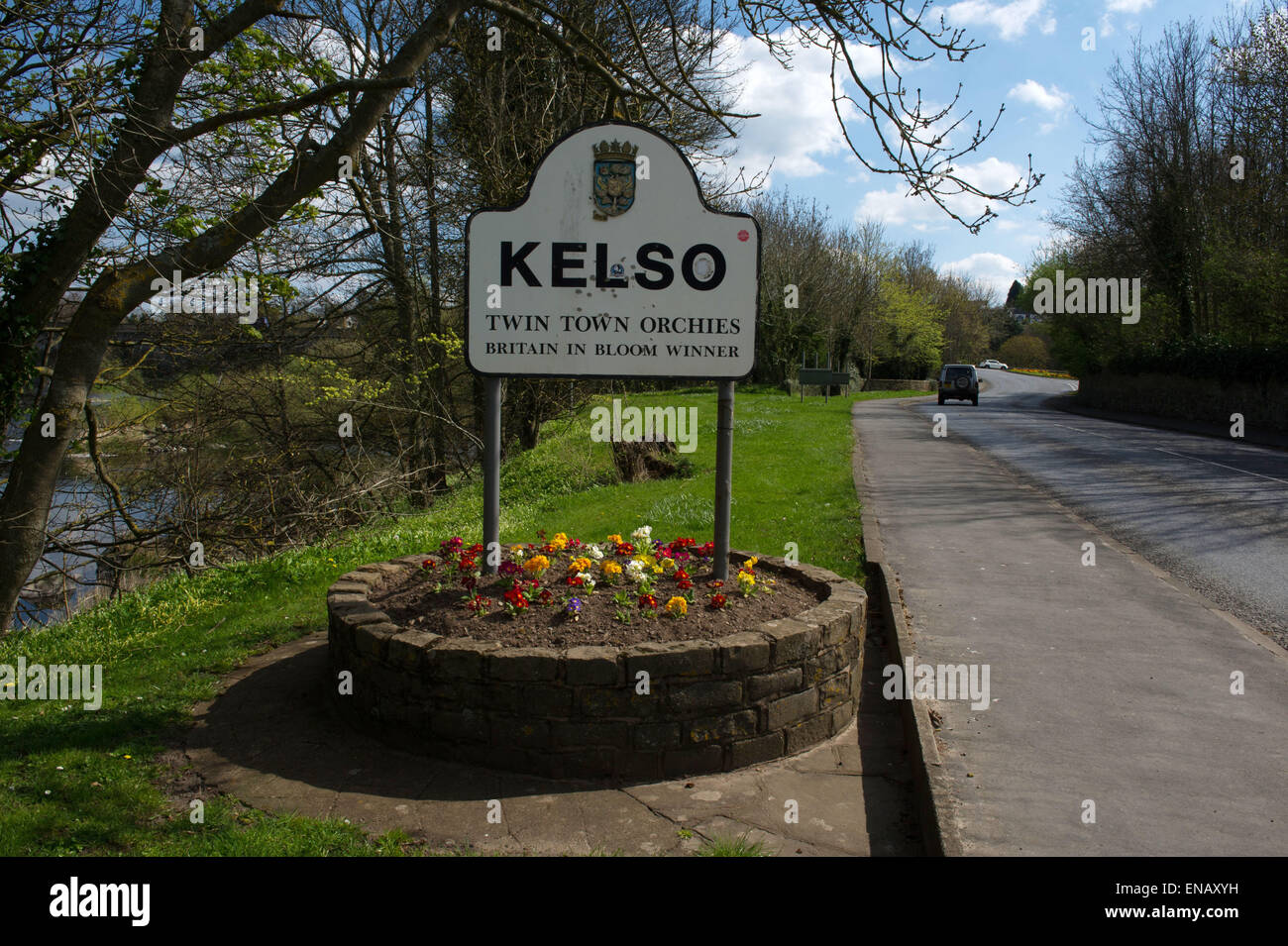 Kelso segno all'Springwood Park End della città. Mostra che la Scottish Borders città è gemellata con Orchies. Foto Stock
