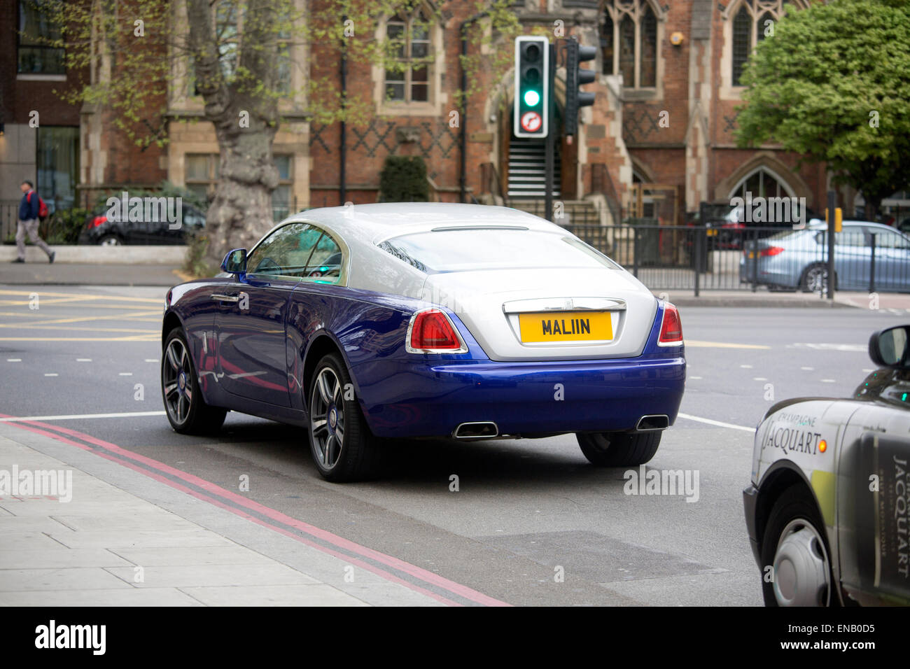 Parte posteriore di una Rolls Royce Wraith blue silver back coupe Foto Stock