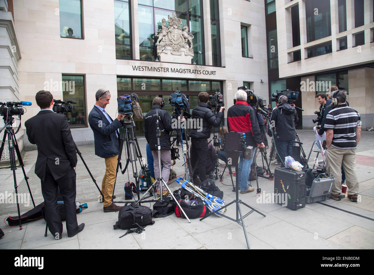 TV premere telecamere al di fuori di Westminster Magistrates Court ingresso anteriore Marylebone Road Foto Stock