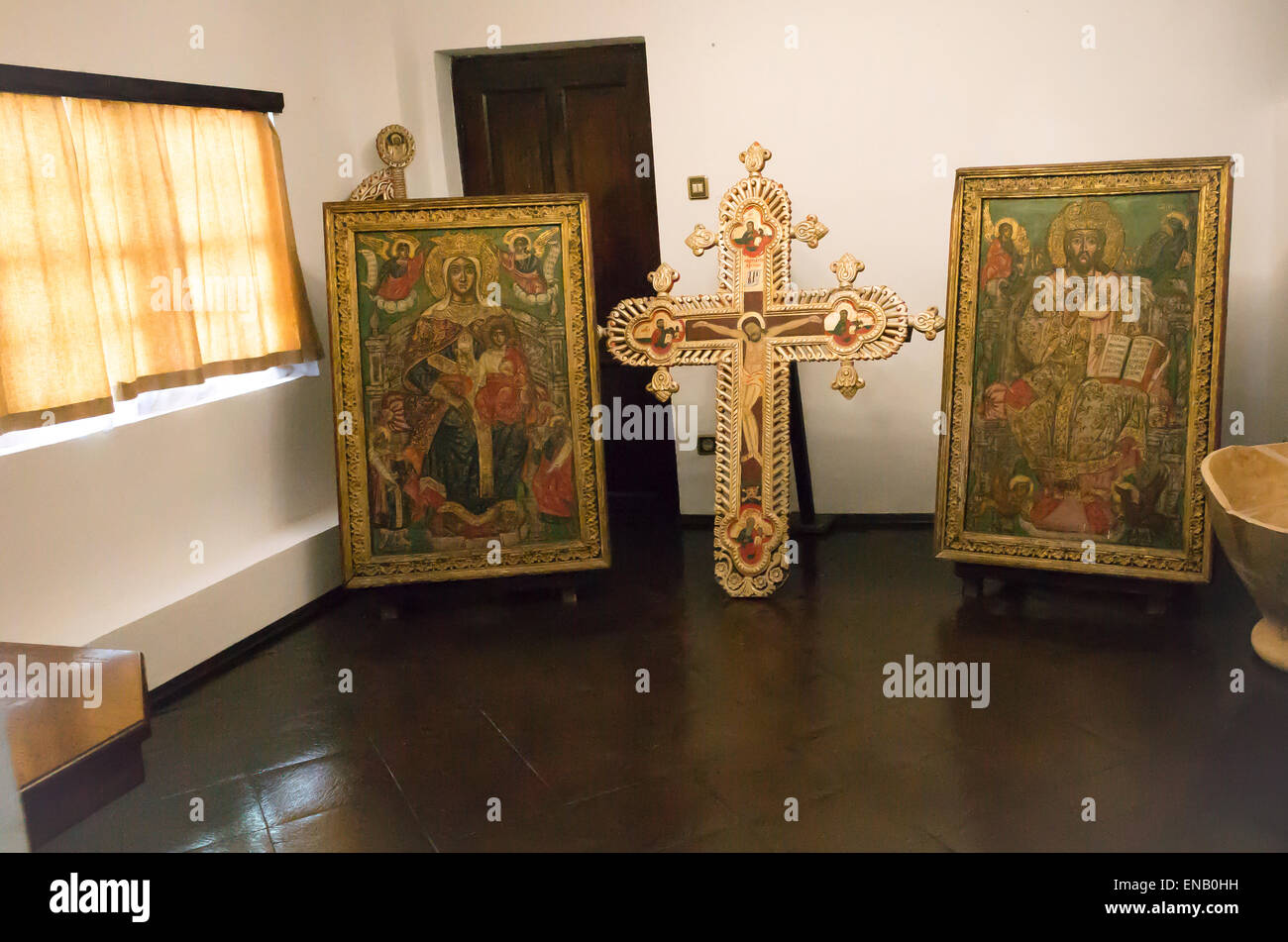 Croce e le icone visualizzate all'interno del palazzo di Balchik, il ritiro estivo della regina Maria di Romania in Bulgaria. Foto Stock