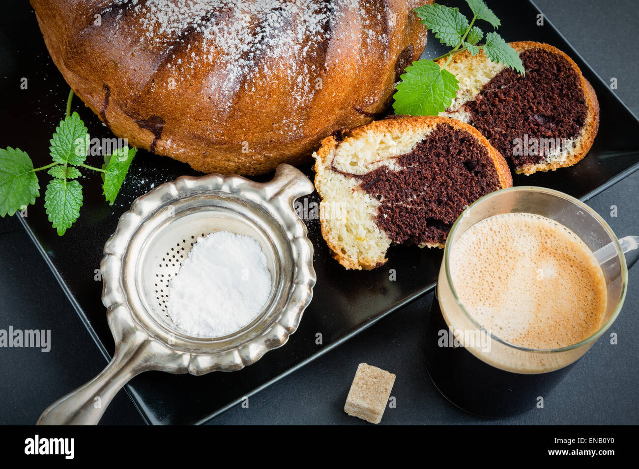 Bundt di Marmo torta con vaniglia e cioccolato Foto Stock