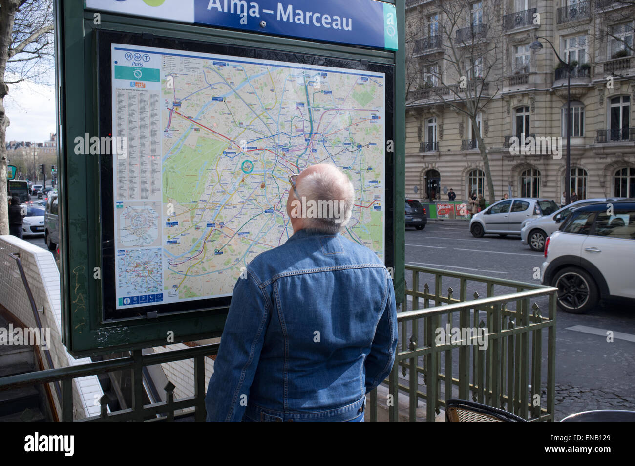 Un turista la lettura di una mappa di Parigi Foto Stock