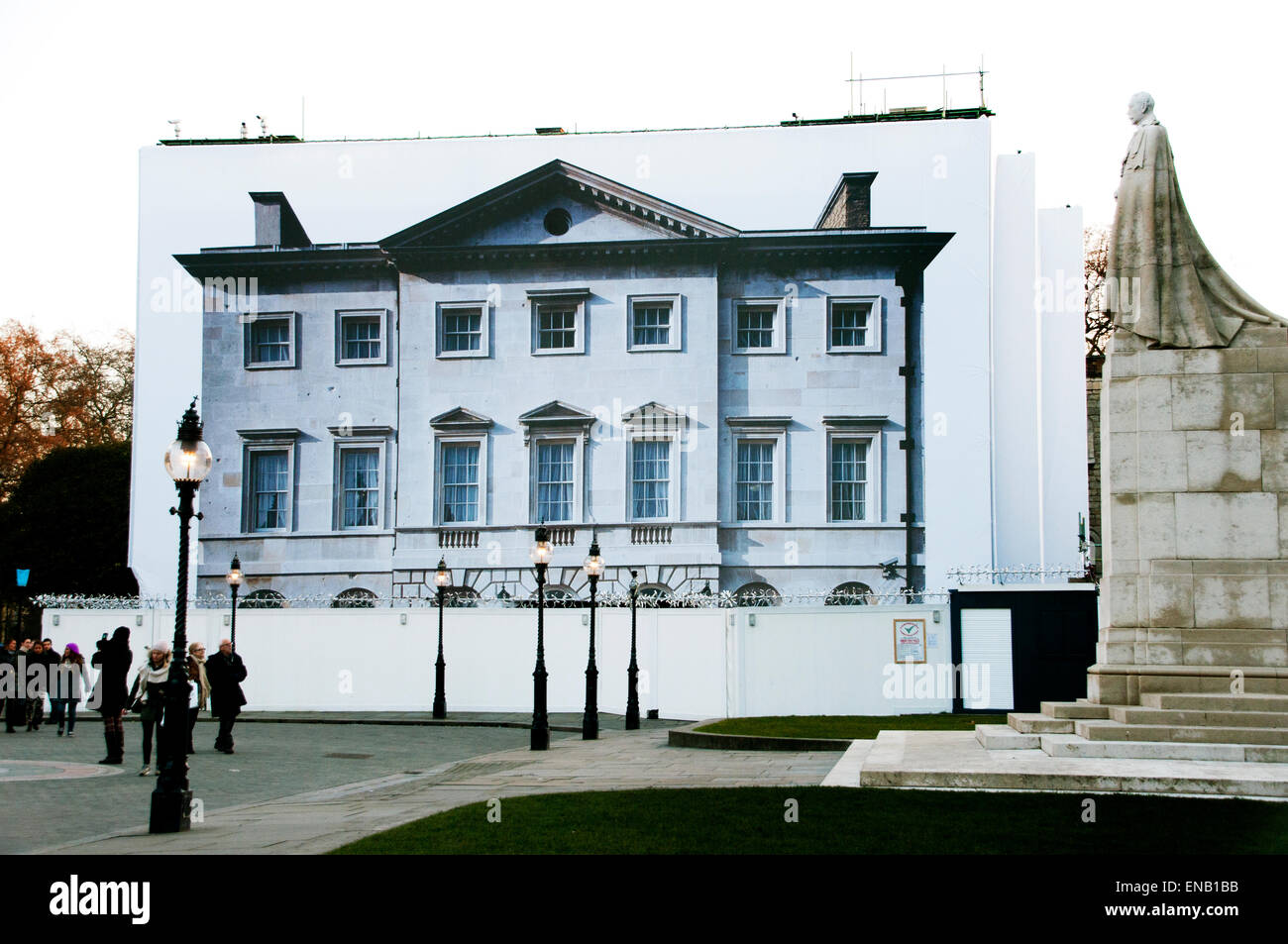 Edificio di fronte al parlamento in costruzione con i ponteggi schermo con immagine fotografica dell'edificio ristrutturato Foto Stock