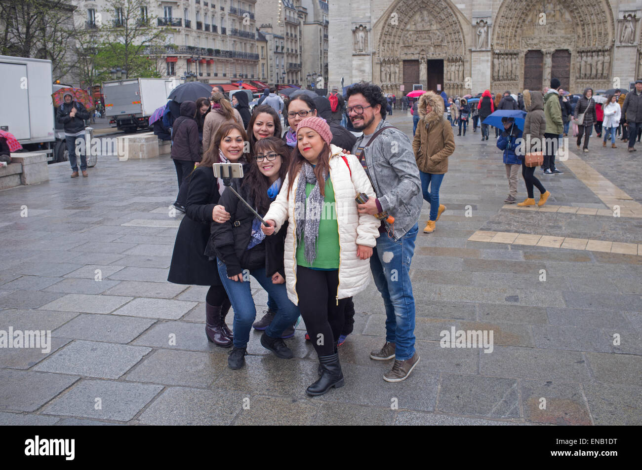 Una famiglia prendere un selfie davanti alla Cattedrale di Notre Dame Foto Stock