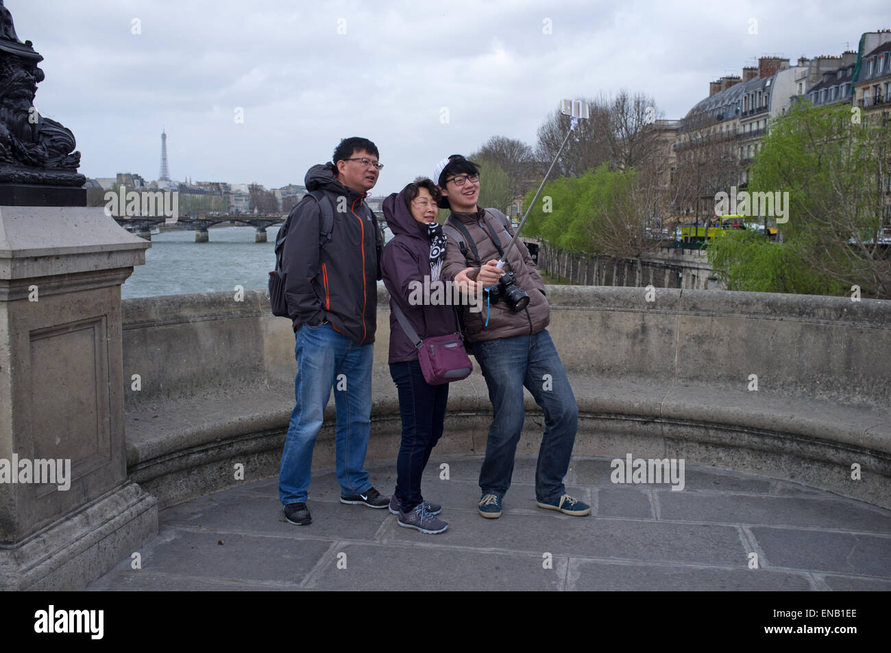 I turisti prendendo un selfie su un ponte di Parigi Foto Stock