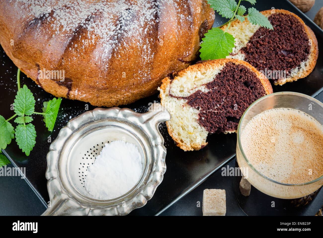 Bundt di Marmo torta con vaniglia e cioccolato Foto Stock