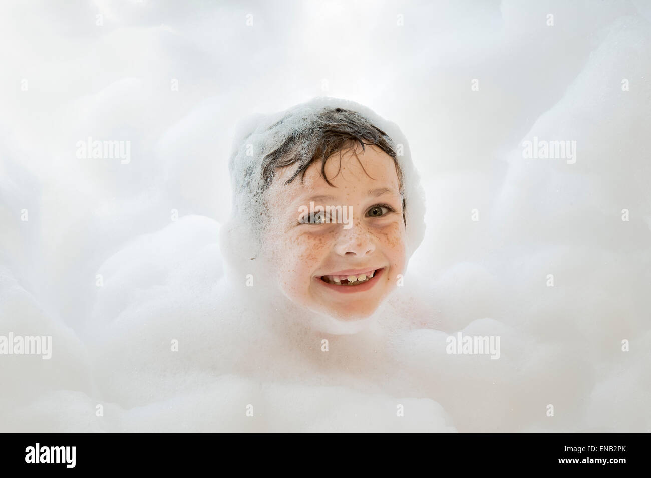 Ragazzo tenendo bagno di bolle. Foto Stock