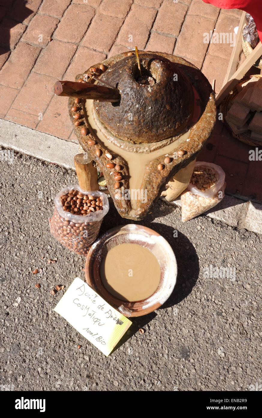 Marocchino cosmetici olio di Argan estrazione, in modo tradizionale, olio vegetale prodotta dai chicchi di argan tree, Spagna. Foto Stock