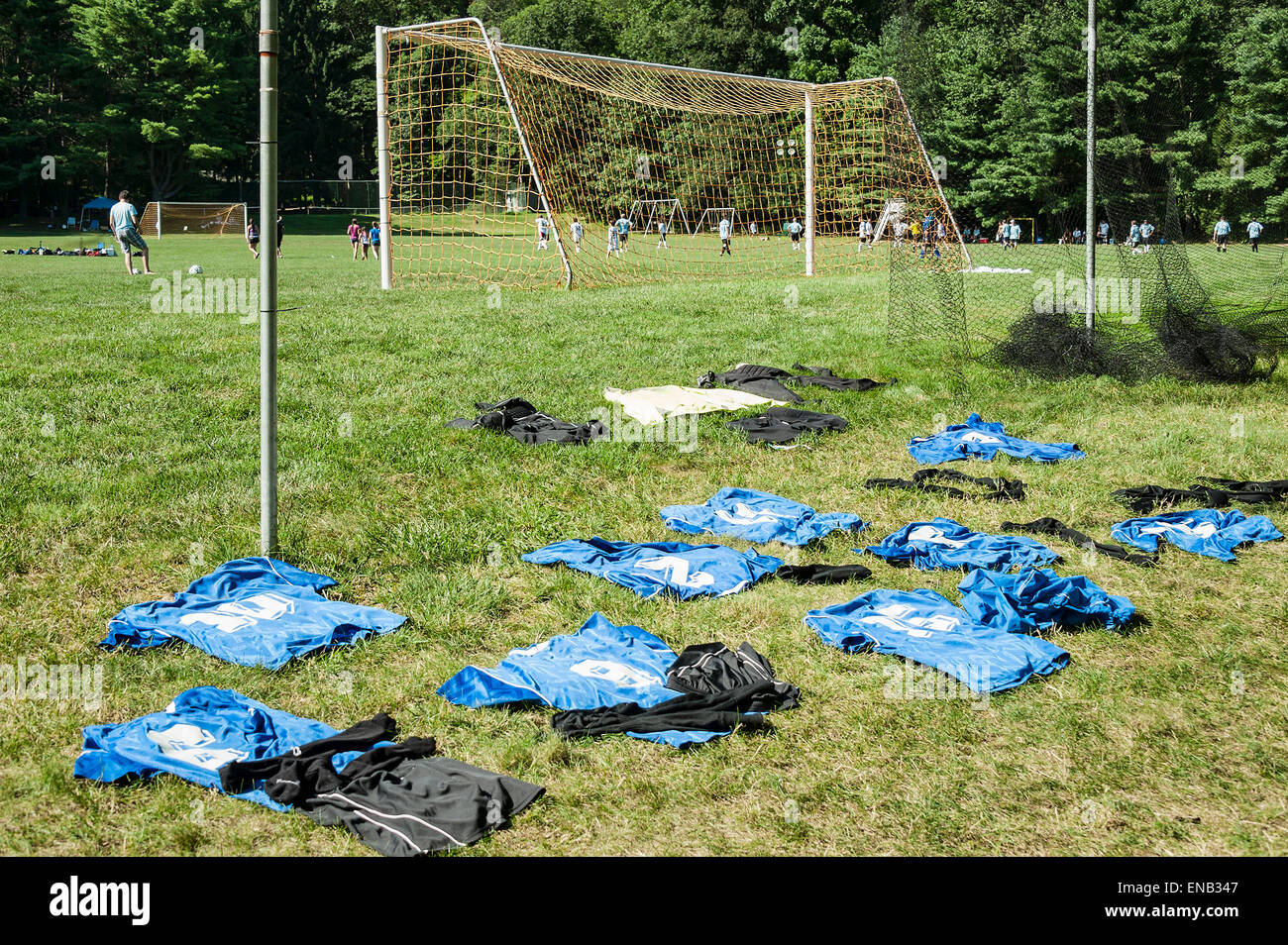 Maglie calcio posa a secco tra i giochi in un torneo di calcio. Foto Stock