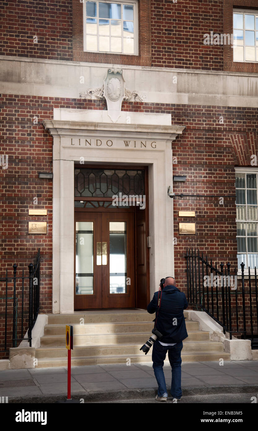 St Mary's Hospital di Londra, Regno Unito. Il 1 maggio, 2015. 1 Maggio 2015 : St Mary's Hospital di Londra - In attesa di " arrivo " di Royal Baby dopo le scommesse sospeso - Fotografo prende immagine di Lindo ala credito segno: M.Sobreira/Alamy Live News Foto Stock