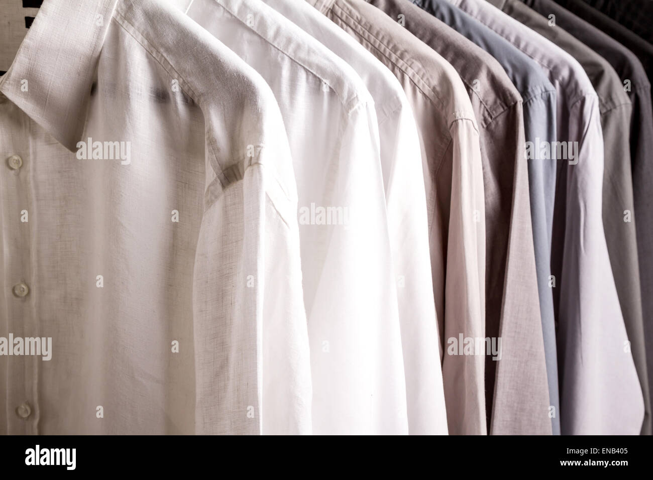 Diverse camicie su un appendiabiti da bianco a nero colore Gamma Foto Stock