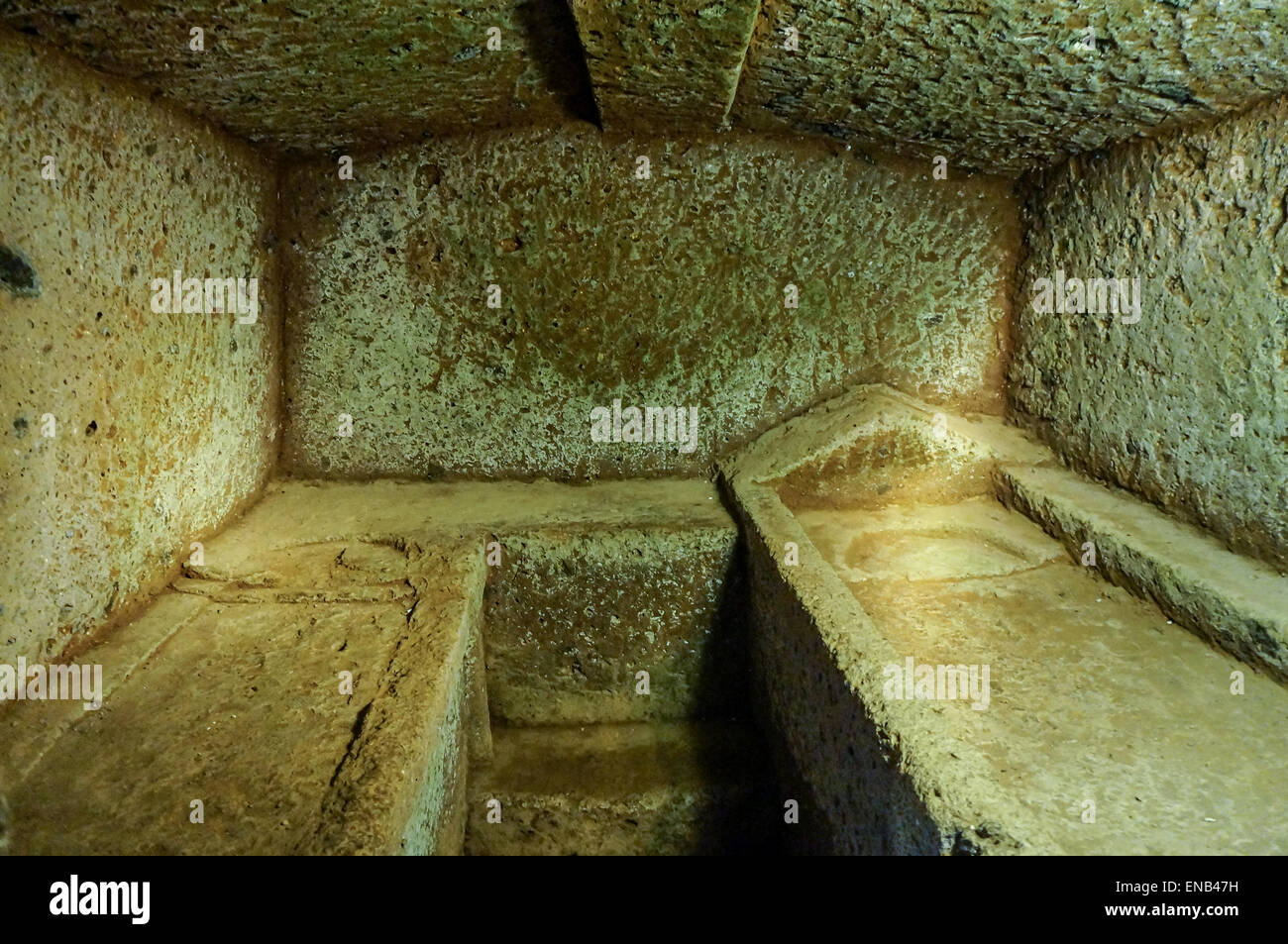 Vista interna di una tomba a camera presso la necropoli etrusca di La Banditaccia, Cerveteri, Roma, Italia Foto Stock