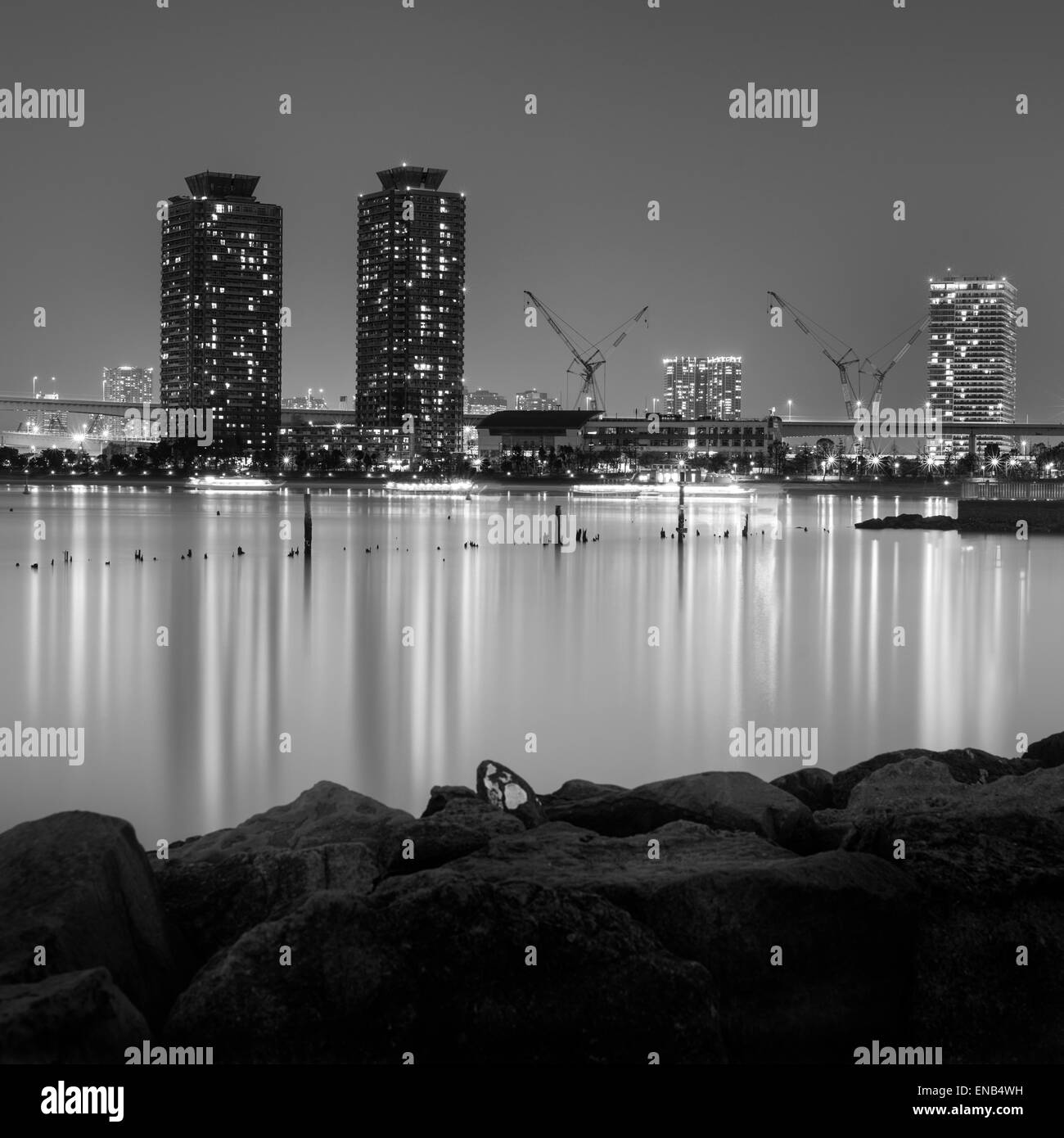 Vista notturna di Tokyo cityscape dalla baia in Odaiba, presso Tokyo, Giappone Foto Stock