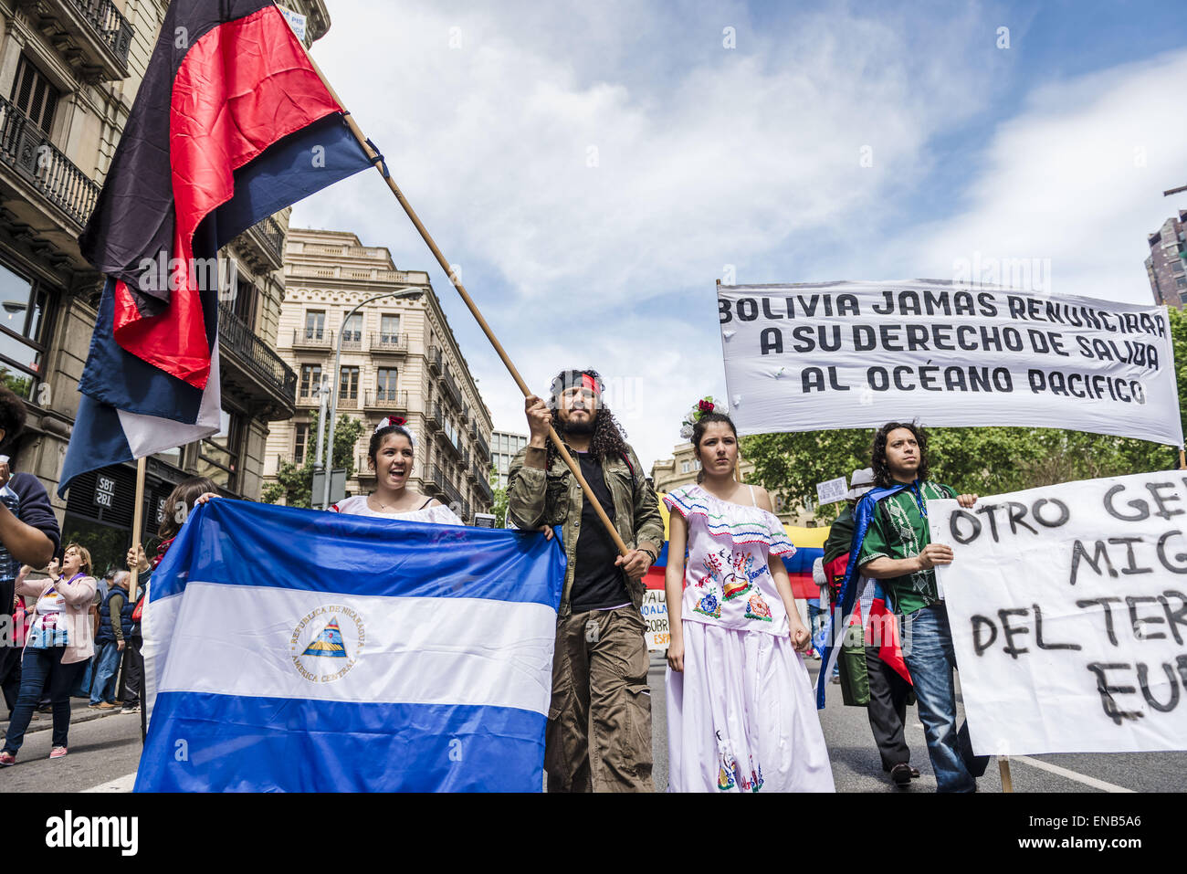 Barcellona, Spagna. Il 1 maggio, 2015. Uruguayana protesta degli immigrati precarietà economica durante la giornata del lavoro manifestazione di Barcellona. Il 1 maggio, 2015. Credito: Matthias Oesterle/ZUMA filo/ZUMAPRESS.com/Alamy Live News Foto Stock