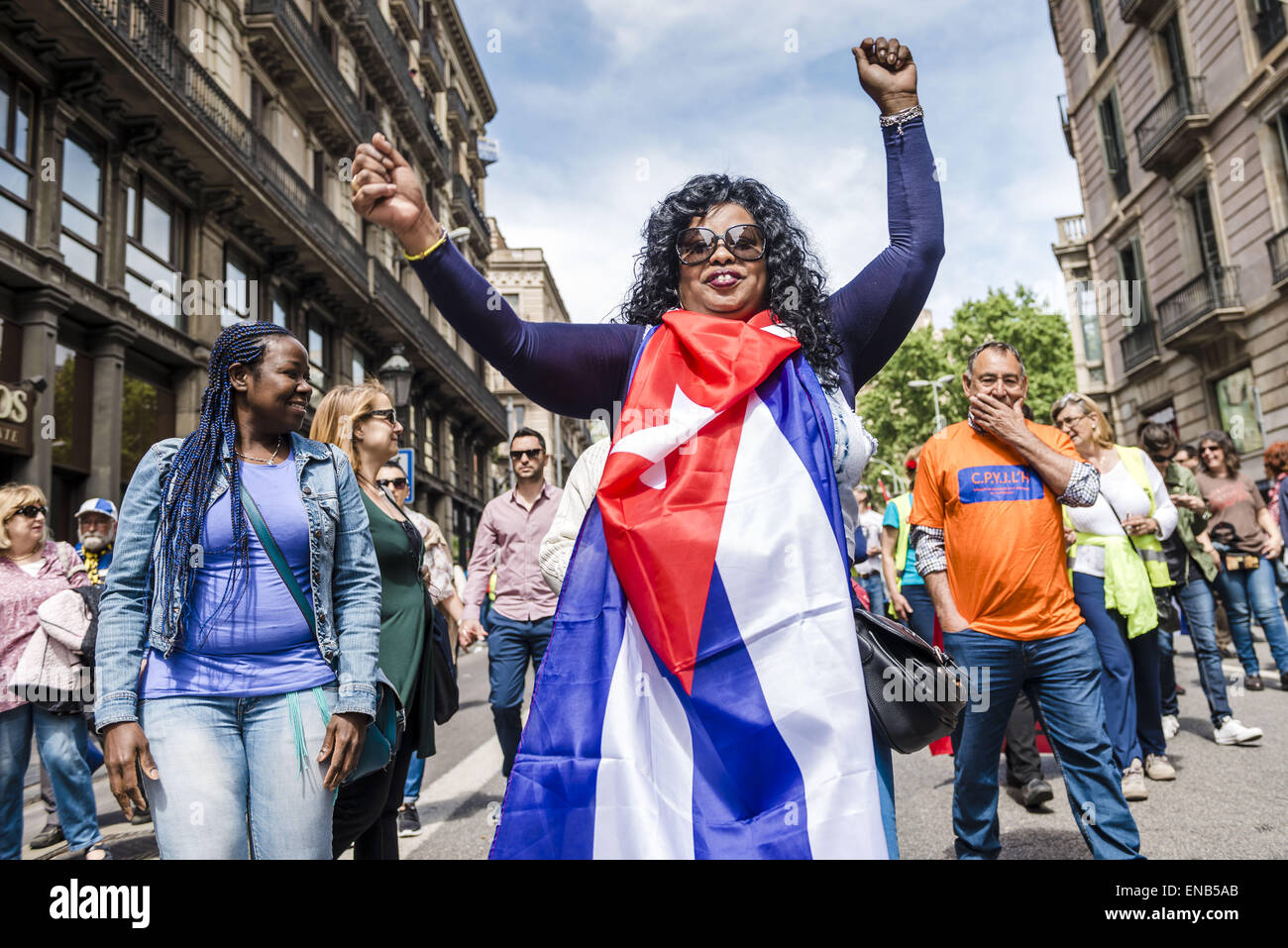 Barcellona, Spagna. Il 1 maggio, 2015. I cubani emigranti protesta precarietà economica durante la giornata del lavoro manifestazione di Barcellona. Il 1 maggio, 2015. Credito: Matthias Oesterle/ZUMA filo/ZUMAPRESS.com/Alamy Live News Foto Stock