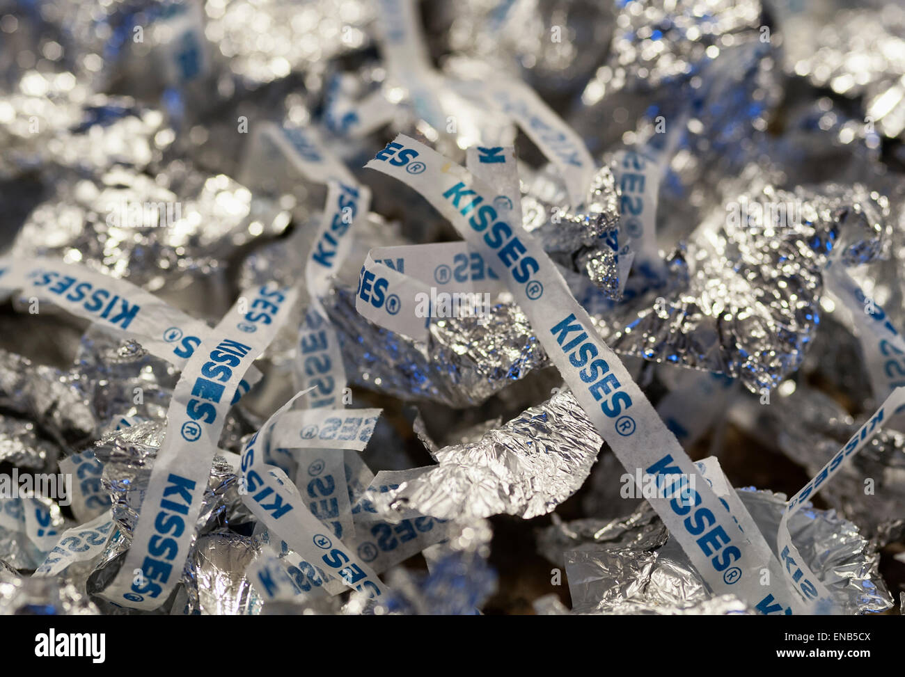 Scartato hersey kiss involucri suggerendo un cioccolato binge. Foto Stock