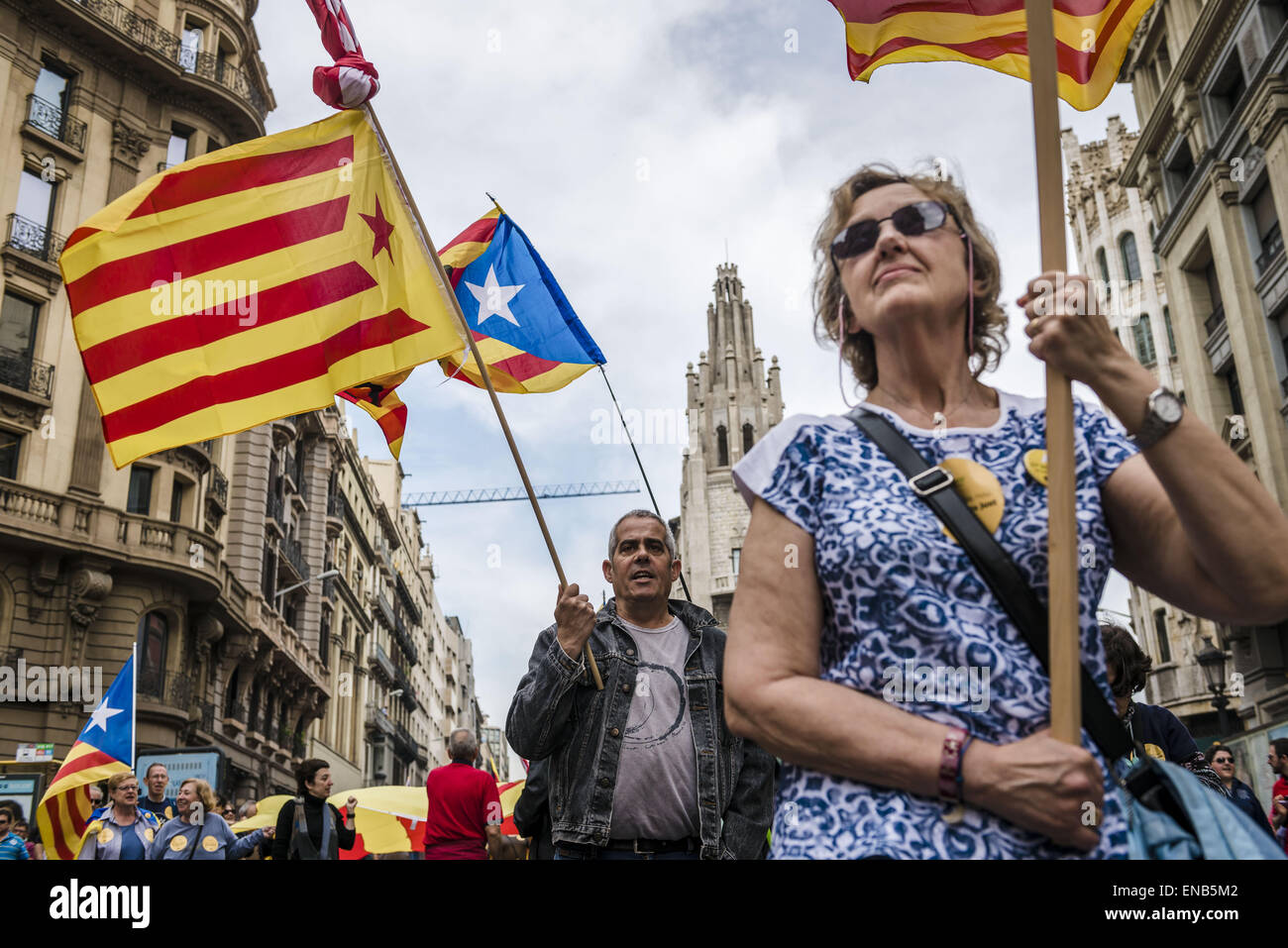 Barcellona, Spagna. Il 1 maggio, 2015. Il catalano pro-indipendenza contestatori marzo contro la precarietà economica durante la giornata del lavoro manifestazione di Barcellona. Credito: Matthias Oesterle/ZUMA filo/ZUMAPRESS.com/Alamy Live News Foto Stock