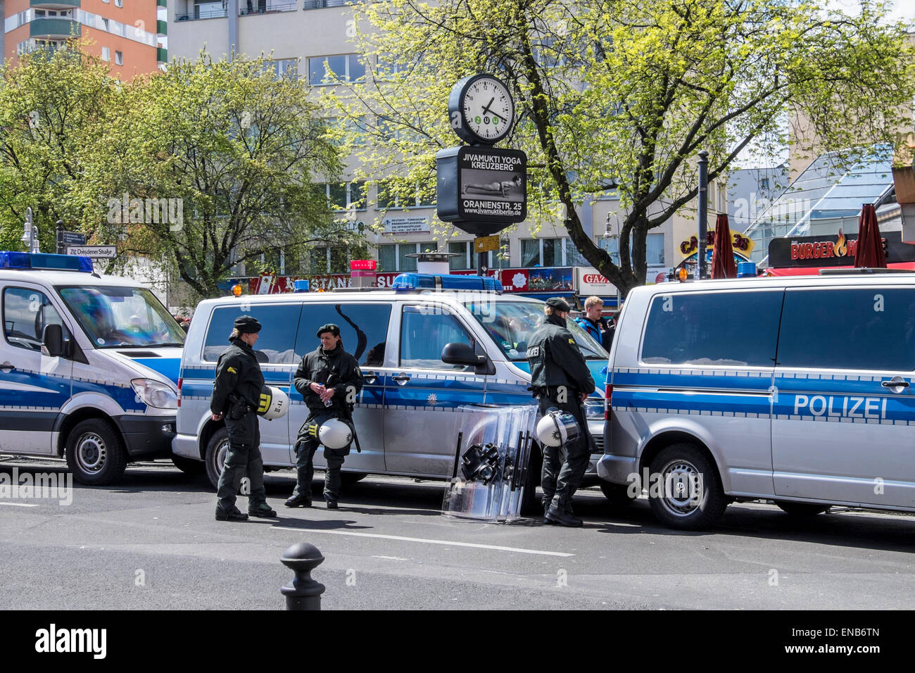 Kreuzberg di Berlino, Germania, 1 maggio, 2015. Giorno di maggio, la festa dei lavoratori o il giorno della festa dei lavoratori viene celebrata il 1 maggio ed è un giorno festivo in Germania. A Berlino la più grande festa del lavoro feste prendere posto nella zona di Kreuzberg. Le strade sono chiuse, titolari di stallo lungo le strade di vendita alimentari, bande play, e dj intrattengono il pubblico. Attivisti politici sono disegnati a caso e vi è una grande presenza di polizia. La gente della campagna per i diritti dei lavoratori in questo giorno e possono partecipare alle marche o rally. Foto Stock