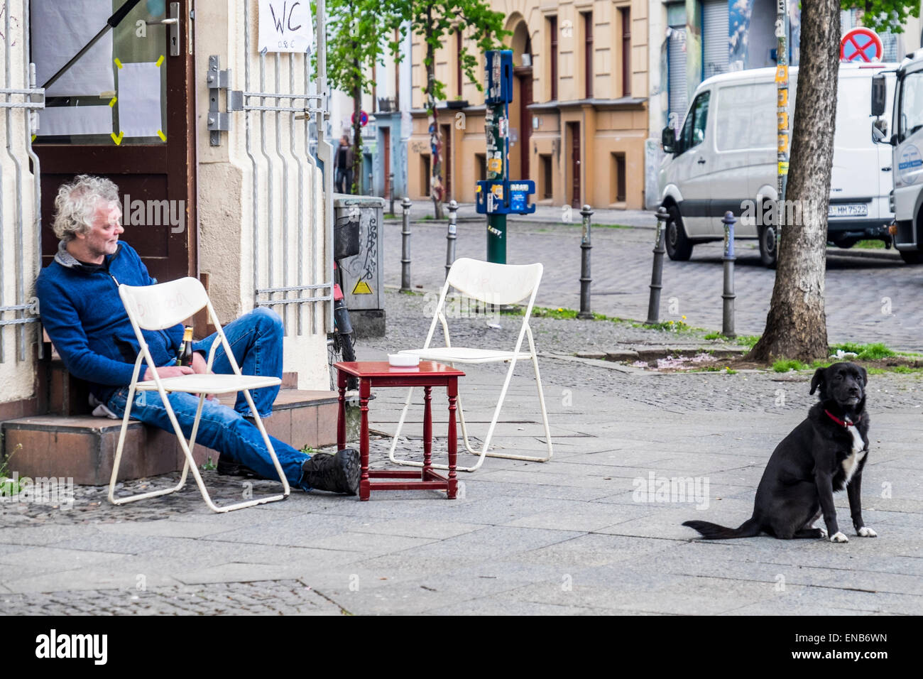 Kreuzberg di Berlino, Germania, 1 maggio, 2015. Giorno di maggio, la festa dei lavoratori o il giorno della festa dei lavoratori viene celebrata il 1 maggio ed è un giorno festivo in Germania. A Berlino la più grande festa del lavoro feste prendere posto nella zona di Kreuzberg. Le strade sono chiuse, titolari di stallo lungo le strade di vendita alimentari, bande play, e dj intrattengono il pubblico. Attivisti politici sono disegnati a caso e vi è una grande presenza di polizia. La gente della campagna per i diritti dei lavoratori in questo giorno e possono partecipare alle marche o rally. Foto Stock