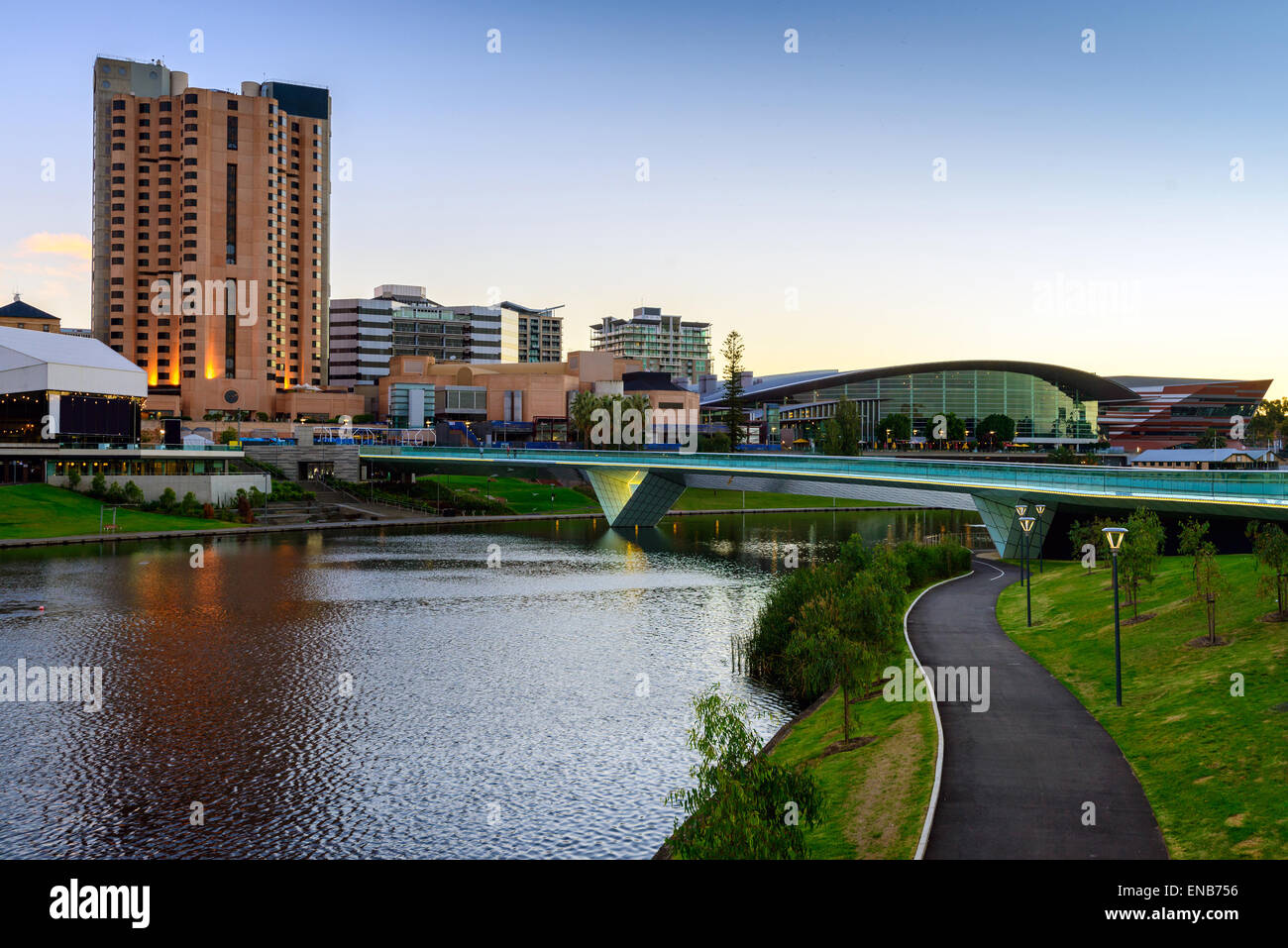 Città di Adelaide Business District, il Riverbank ponte attraverso il Fiume Torrens Foto Stock