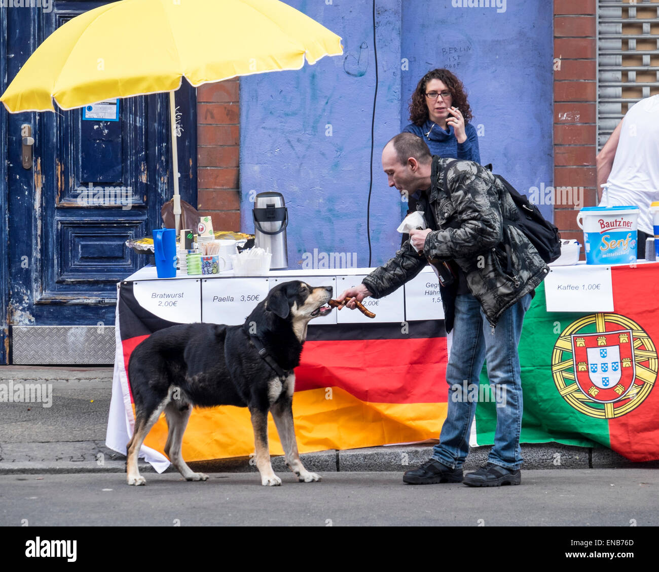 Kreuzberg di Berlino, Germania, 1 maggio, 2015. Giorno di maggio, la festa dei lavoratori o il giorno della festa dei lavoratori viene celebrata il 1 maggio ed è un giorno festivo in Germania. A Berlino la più grande festa del lavoro feste prendere posto nella zona di Kreuzberg. Le strade sono chiuse, titolari di stallo lungo le strade di vendita alimentari, bande play, e dj intrattengono il pubblico. Attivisti politici sono disegnati a caso e vi è una grande presenza di polizia. La gente della campagna per i diritti dei lavoratori in questo giorno e possono partecipare alle marche o rally. Foto Stock