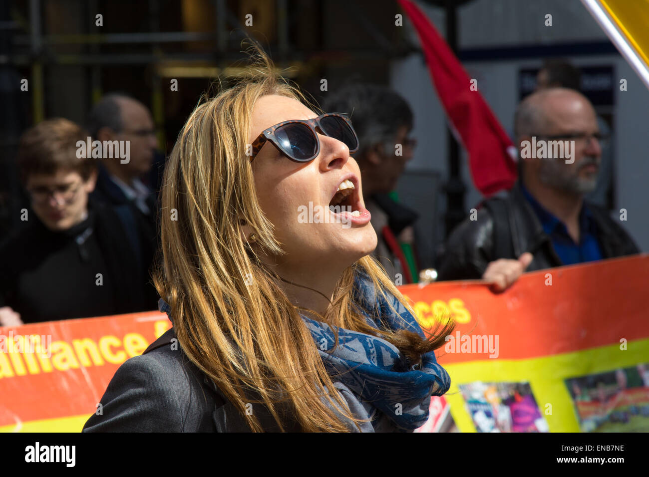 Londra, Regno Unito. Il 1 maggio, 2015. Centinaia di lavoratori e sindacalisti provenienti da tutto il Regno Unito sono uniti dai turchi e curdi e anti-capitalisti come essi marzo a Londra il giorno di maggio. Credito: Paolo Davey/Alamy Live News Foto Stock
