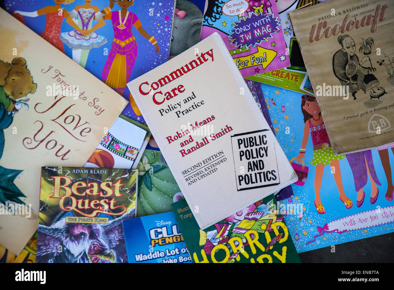 Liverpool, Merseyside, 1 maggio, 2015. " Community Care opuscolo' e di altri opuscoli sulla strada come senzatetto manifestanti occupano Bank Building in Castle Street. In nuove tattiche di oggi Polizia di Merseyside emettere ordini di dispersione di simpatizzanti la fornitura di cibo e di acqua per gli occupanti della vecchia banca. Amore gli attivisti sono resistendo un previsto lo sfratto da una storica ex Liverpool city center building che hanno trasformato in un sistema illegale di ricovero per senzatetto. Foto Stock