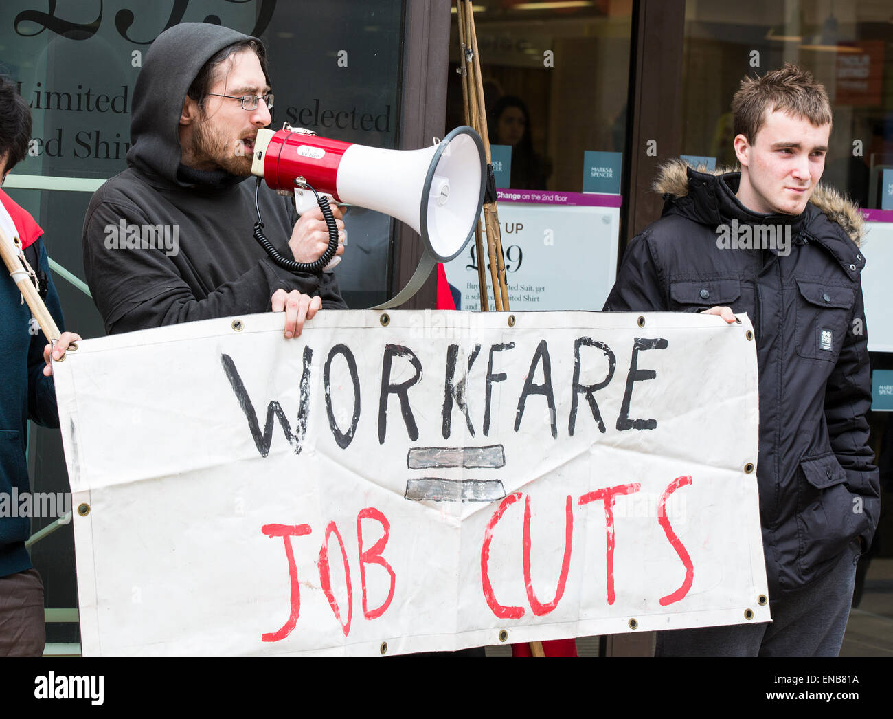 Bristol, Regno Unito. Il 16 agosto, 2015. Mayday manifestanti di Bristol, opponendosi al governo del regime di workfare furono espulsi con la forza dalle gallerie di shopping mall dal personale di sicurezza dopo la protesta al di fuori di TK Maxx. Sono andato a protestare a Marks & Spencer e Poundland situato nelle vicinanze. Militanti dice il regime che comporta il vantaggio richiedenti lavoro senza pagare, sfrutta le persone, vogliono che i dettaglianti a creare posti di lavoro invece. Bristol, Regno Unito il 1 maggio 2015. Credito: Fotografia Redorbital/Alamy Live News Foto Stock