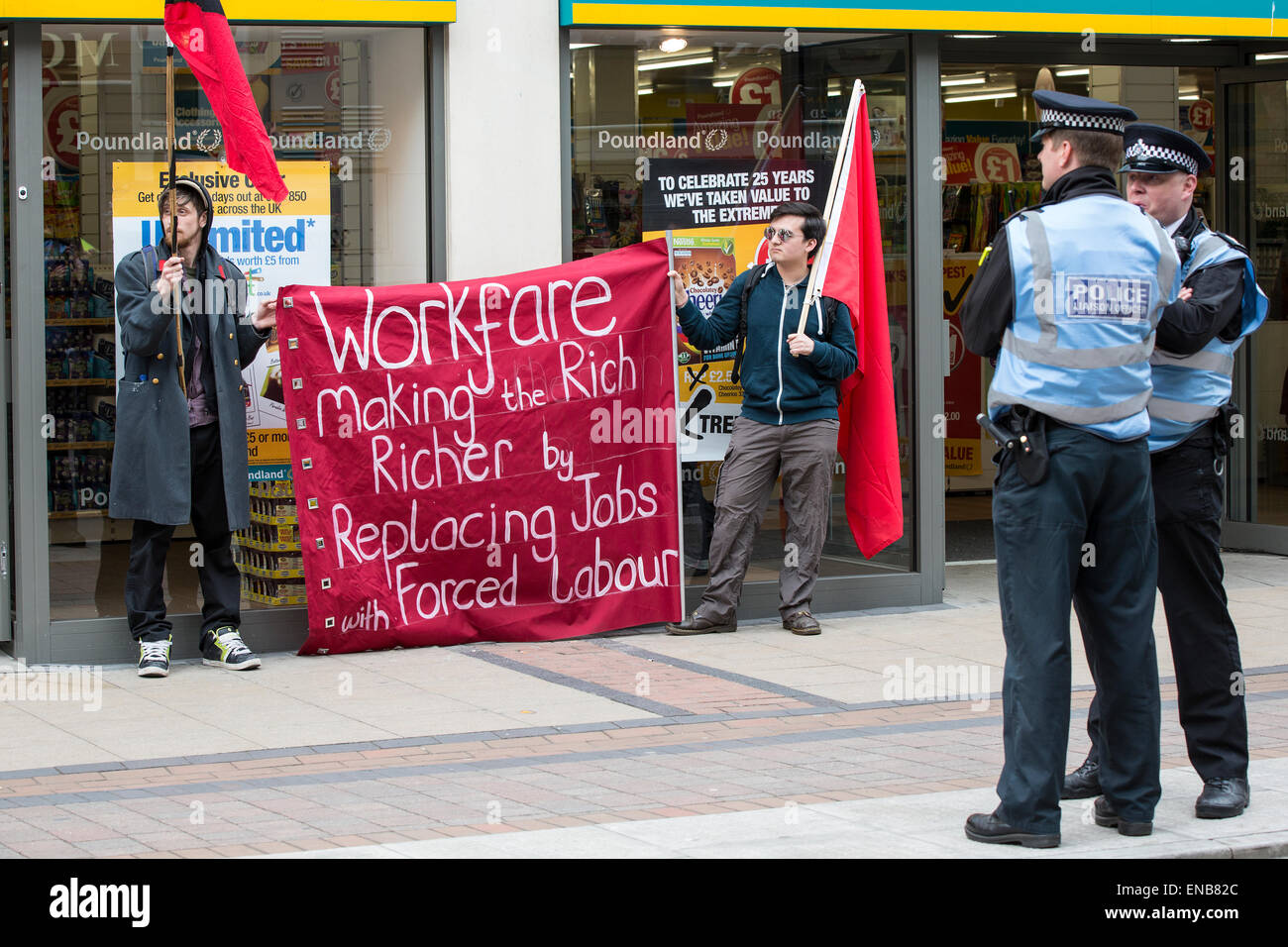 Bristol, Regno Unito. Il 16 agosto, 2015. Mayday manifestanti di Bristol, opponendosi al governo del regime di workfare furono espulsi con la forza dalle gallerie di shopping mall dal personale di sicurezza dopo la protesta al di fuori di TK Maxx. Sono andato a protestare a Marks & Spencer e Poundland situato nelle vicinanze. Militanti dice il regime che comporta il vantaggio richiedenti lavoro senza pagare, sfrutta le persone, vogliono che i dettaglianti a creare posti di lavoro invece. Bristol, Regno Unito il 1 maggio 2015. Credito: Fotografia Redorbital/Alamy Live News Foto Stock