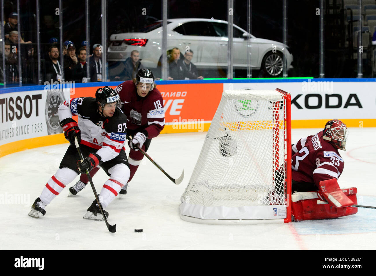 Praga, Repubblica Ceca. Il 1 maggio, 2015. Sidney Crosby del Canada, a sinistra comanda un puck passato della Lettonia Abols Rodrigo, centro e la Lettonia a portiere Ervins Mustukovs, destra, durante i Campionati del Mondo di disco su ghiaccio Gruppo un match Canada vs Lettonia a Praga Repubblica Ceca, 1 maggio 2015. © Michal Kamaryt/CTK foto/Alamy Live News Credito: CTK/Alamy Live News Foto Stock