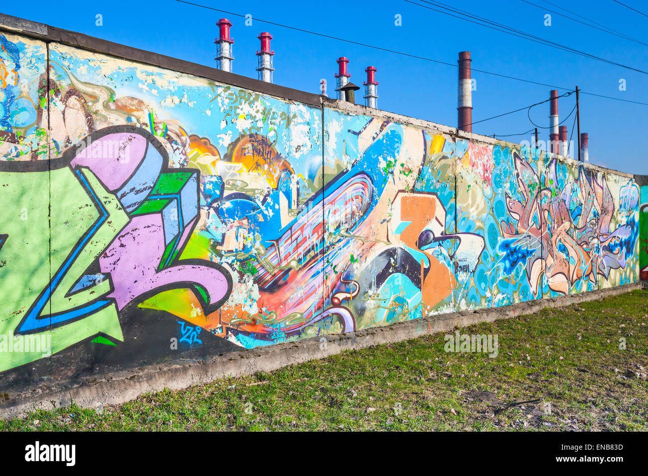 San Pietroburgo, Russia - Aprile 6, 2015: Abstract testo colorato modelli graffiti su un vecchio cemento grigio pareti garage Foto Stock