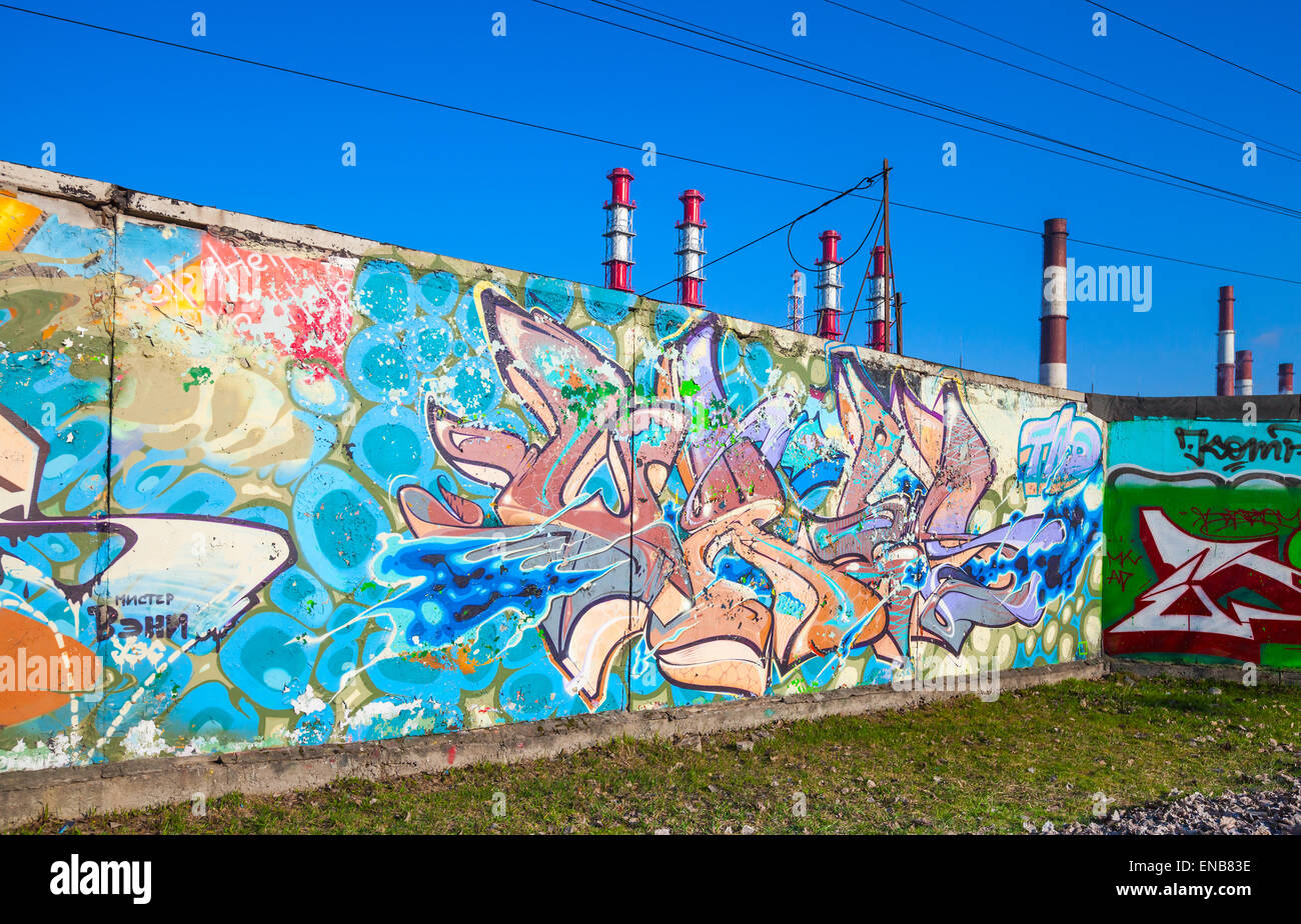 San Pietroburgo, Russia - Aprile 6, 2015: Abstract testo colorato modelli graffiti dipinti su vecchi di cemento grigio pareti garage Foto Stock