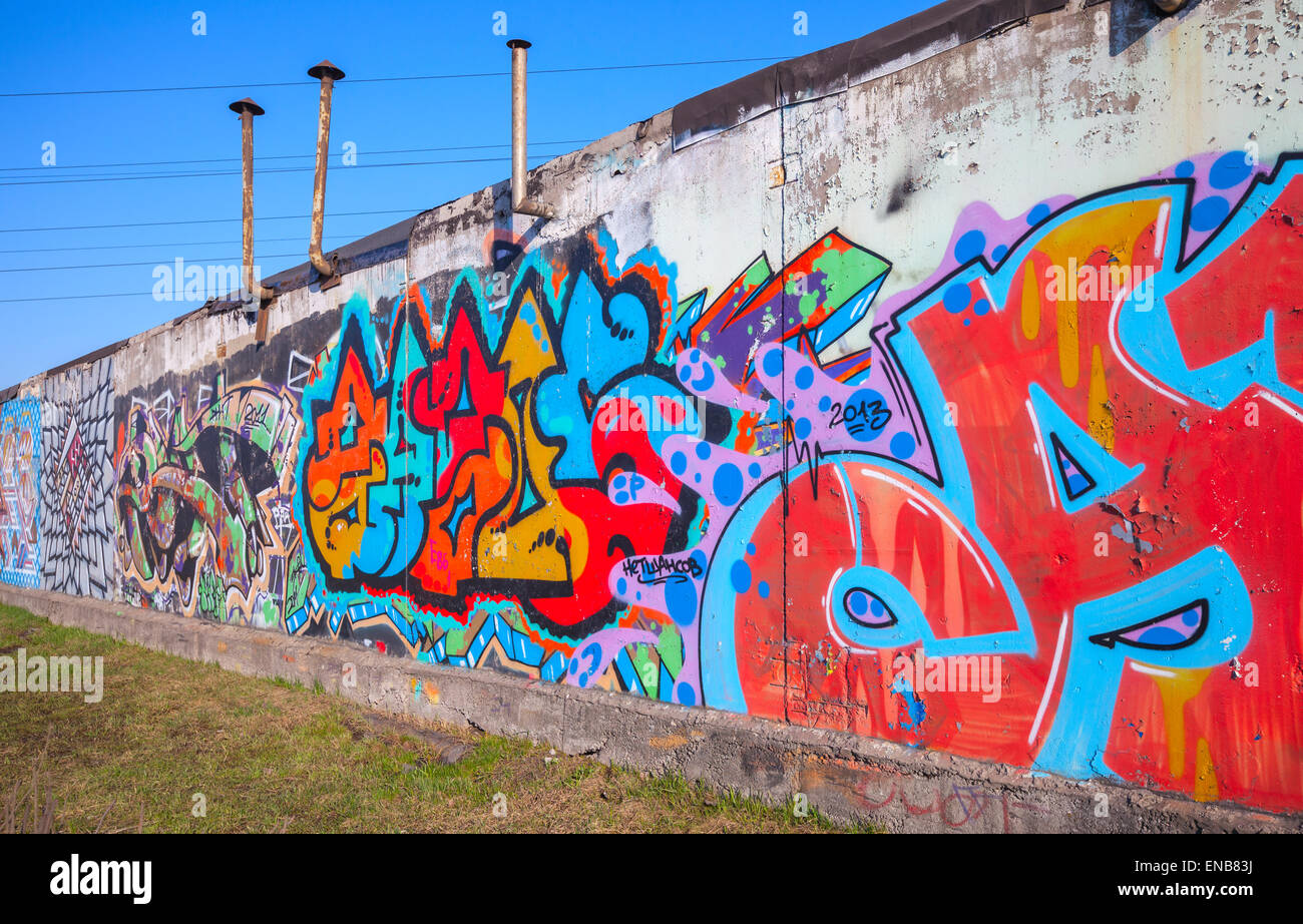 San Pietroburgo, Russia - Aprile 6, 2015: colorati testo astratti modelli graffiti dipinti su vecchi di cemento grigio parete del garage Foto Stock