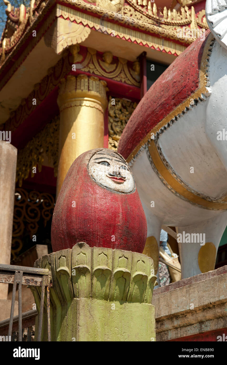 Chiudere un particolare di un dipinto di rosso a forma di uovo statua di pietra di uno spirito o NAT in ingresso al Monte Popa Myanmar Foto Stock