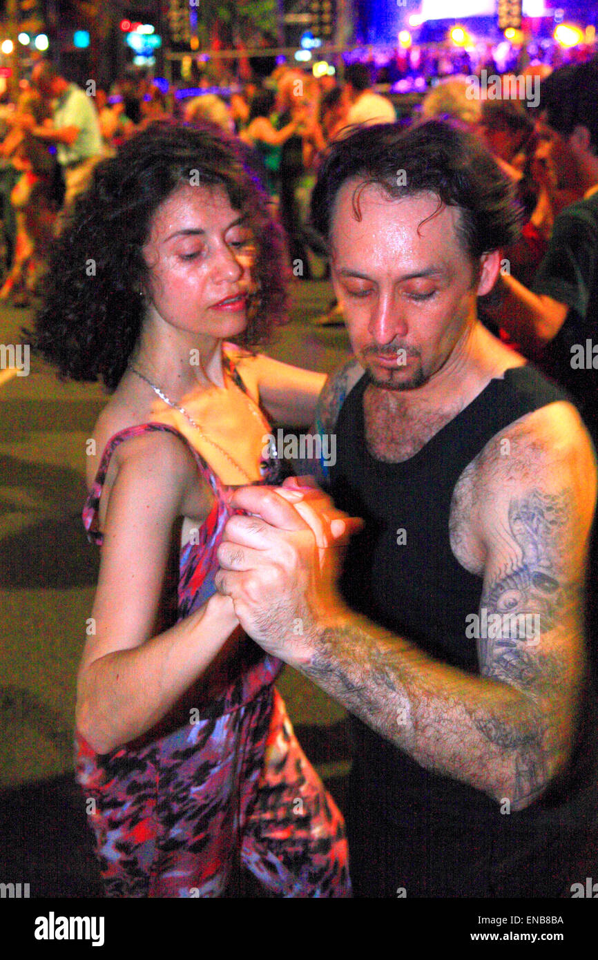 Ballerini di tango a 'Gran Milonga Nacional' festival di tango. Avenida de Mayo, (Maggio Ave.), Buenos Aires, Argentina Foto Stock