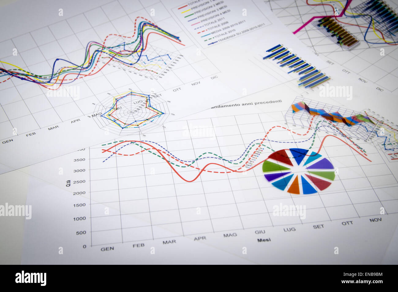 Pila di documenti cartacei con relazioni finanziarie e di informazione statistica di dati isolati su sfondo bianco Foto Stock