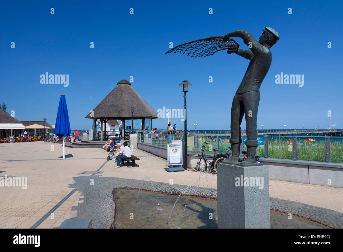 Statua lungo la passeggiata a mare resort Haffkrug, Scharbeutz, Schleswig-Holstein, Germania Foto Stock