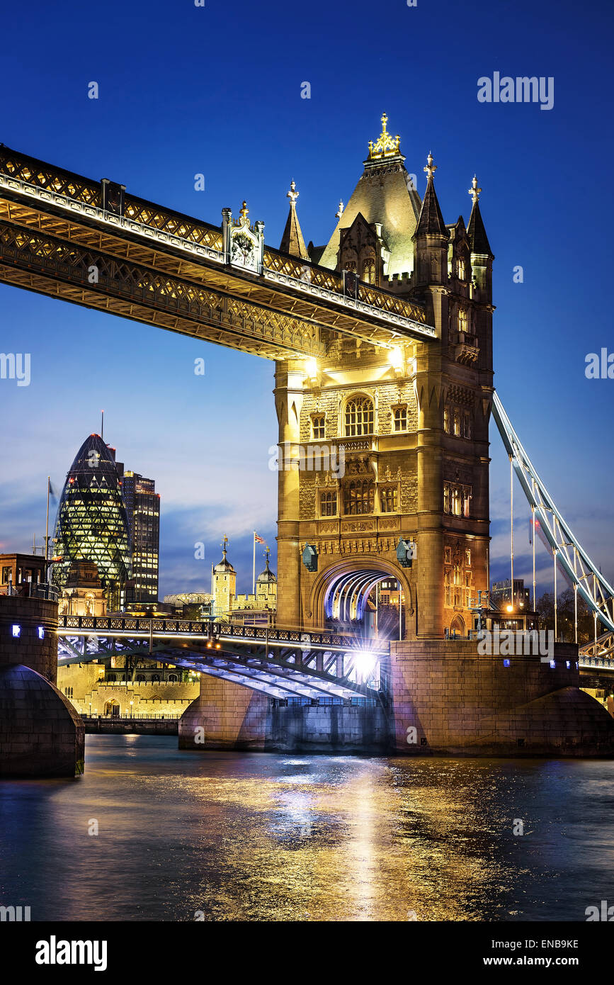 Famoso Tower Bridge di notte di Londra - Inghilterra Foto Stock