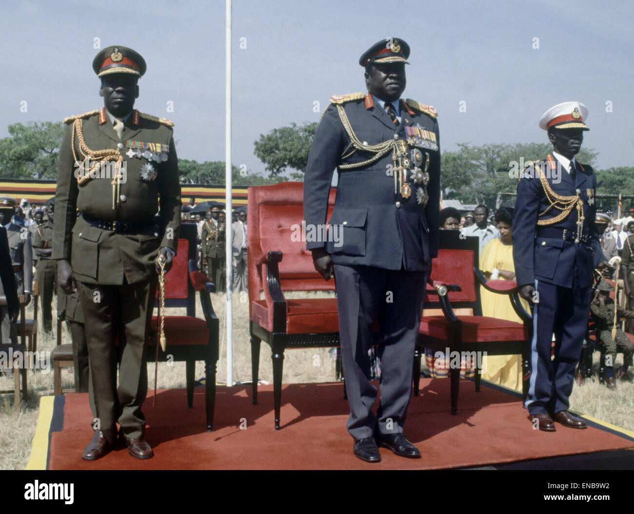 Presidente dell Uganda, Generale Idi Amin, raffigurato in uniforme militare affiancato da ufficiali come frequenta una parata militare. Circa 1979. Foto Stock