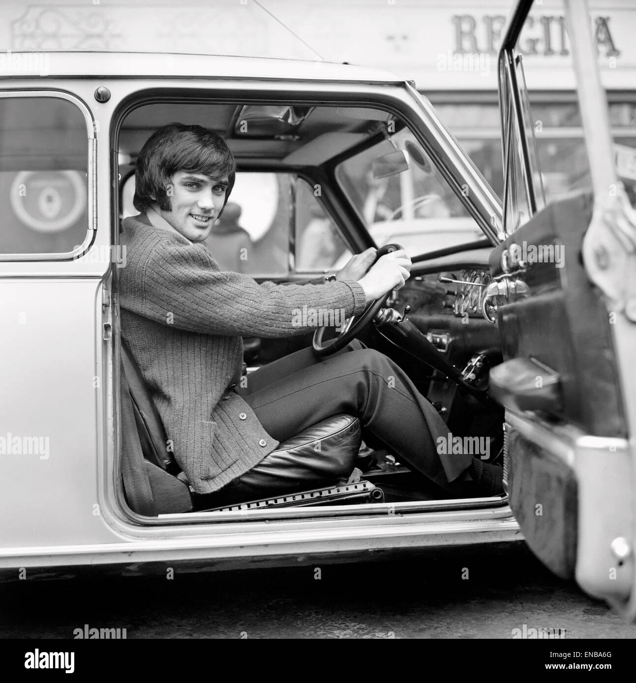 Il Manchester United calciatore George Best, di cui sei mesi di divieto di circolazione si è appena conclusa, ha spinto per la formazione "sotto il suo vapore.' Durante la sospensione è stato guidato da un autista. Il 28 gennaio 1969. Foto Stock