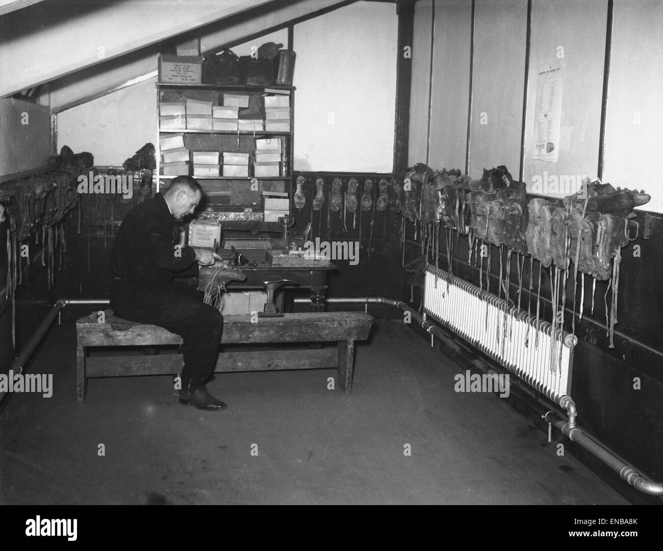 Dietro la scena a Coventry piazzali Highfield Road massa nel costruire-fino alla nuova stagione 1955-56. Il club cobbler visto qui preparando il team stivali prima che la partita di apertura contro Bournmouth. Xx Agosto 1955 Foto Stock