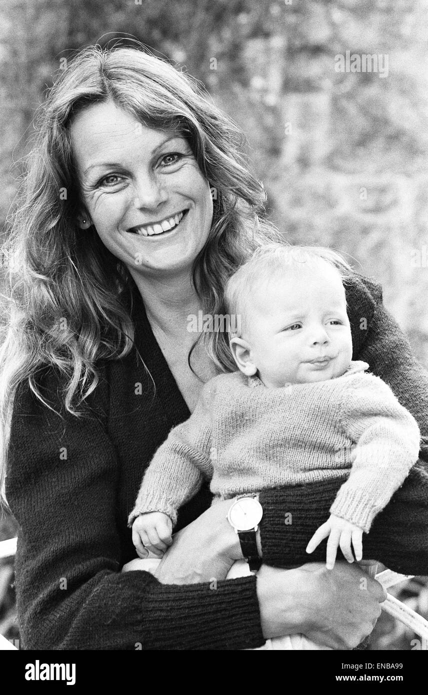 Ex modello Jean Shrimpton, 36, raffigurata con il bambino figlio Taddeo, di età compresa tra i 3 mesi a casa in Cornovaglia, martedì 2 ottobre 1979. Foto Stock