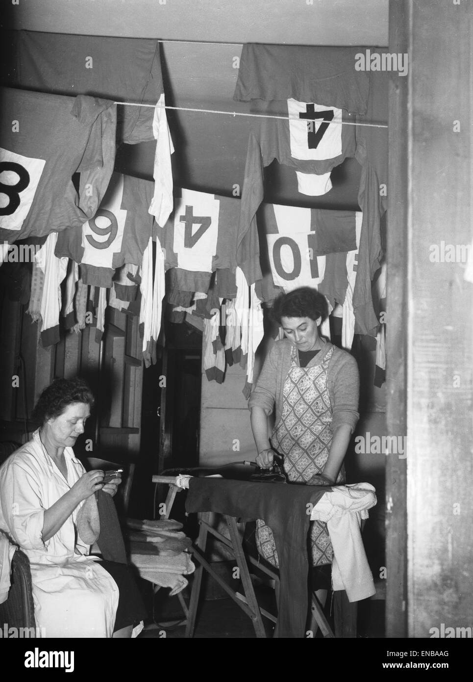 Dietro le quinte di Coventry City's Highfield Road massa nel costruire-fino alla nuova stagione 1955-56. Le signore della lavanderia e ferro a ricucire le camicie dopo la partita di apertura nei confronti di Bournemouth. Xx Agosto 1955 Foto Stock